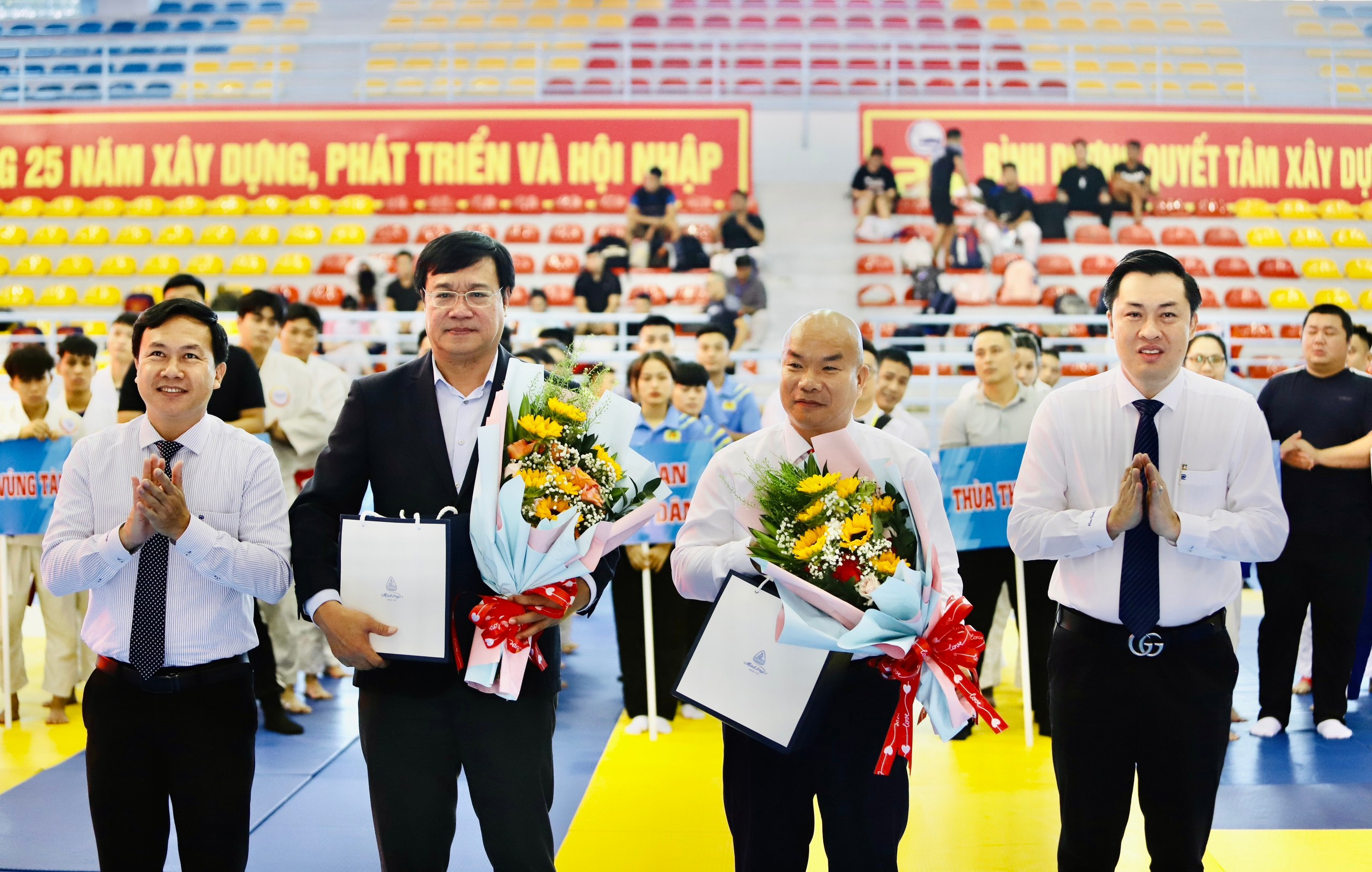 Thay mặt địa phương đăng cai, Ông Bùi Hữu Toàn - GĐ Sở Văn hóa, Thể thao và Du lịch tỉnh Bình Dương; Ông Cao Văn Chóng - PGĐ Sở Văn hóa, Thể thao và Du lịch tỉnh Bình Dương – Trưởng Ban Tổ chức giải tặng hoa và quà lưu niệm cho Cục TDTT và Liên đoàn Jujitsu Việt Nam.